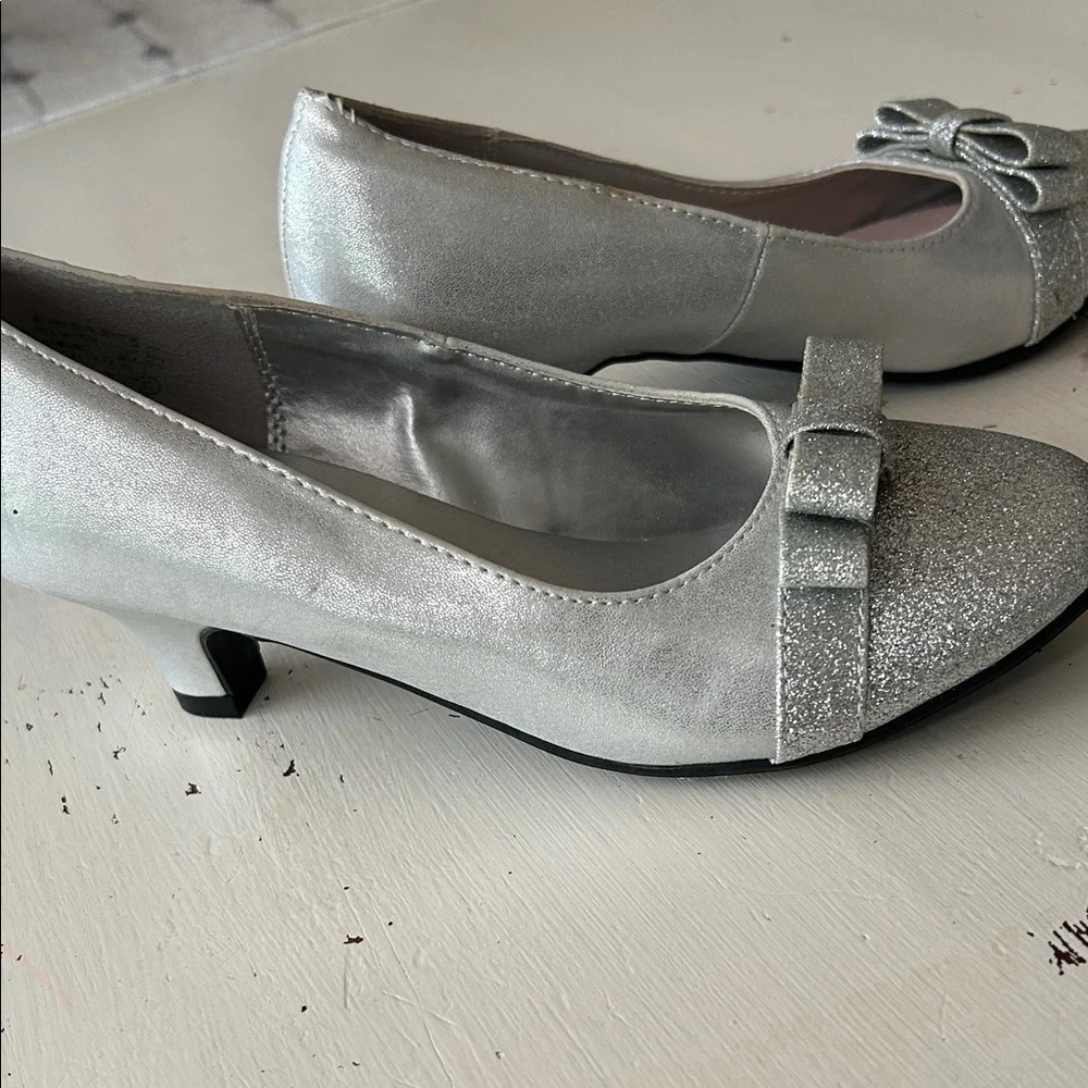 American Eagle Outfitters low heel silver/metallic bow girls shoes size 3.5